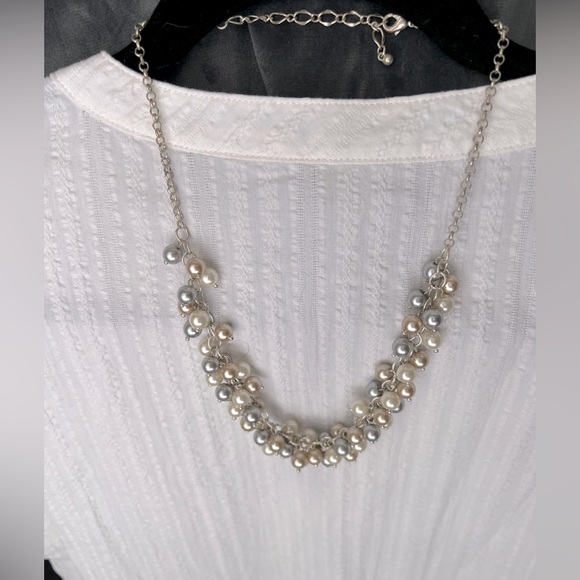 Elegant Silver and Pearl Necklace - Picture 1 of 8